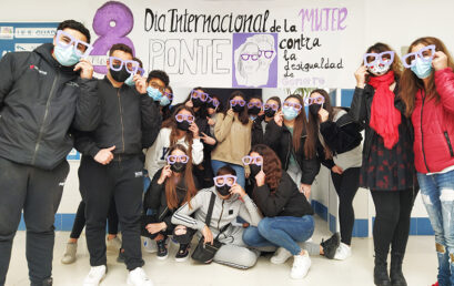 El IES Guadalpín se pone gafas violetas para sensibilizar contra  la desigualdad de género el día internacional de la mujer